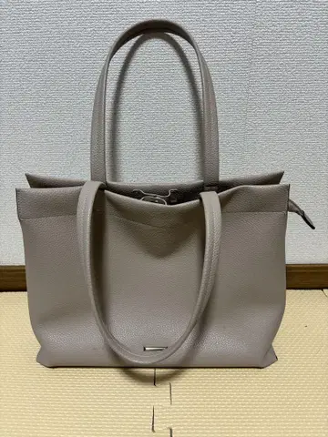 베이지색 합성 가죽 숄더백