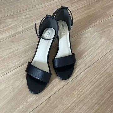 Vivian 스트랩 샌들 블랙