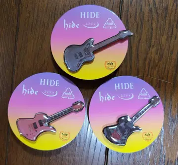 hide 기타 모양 핀 배지