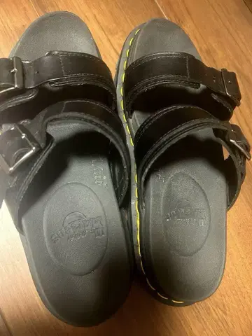 Dr.Martens 닥터마틴 슬라이드 샌들