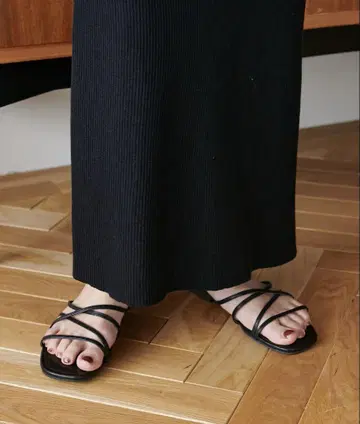 디스코트 크로스 라인 스트랩 샌들