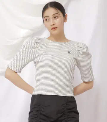 JILL by JILL STUART 파워숄더 로고 티셔츠