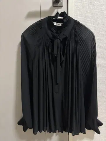 L'UNE 플리츠 긴팔 블라우스 블랙