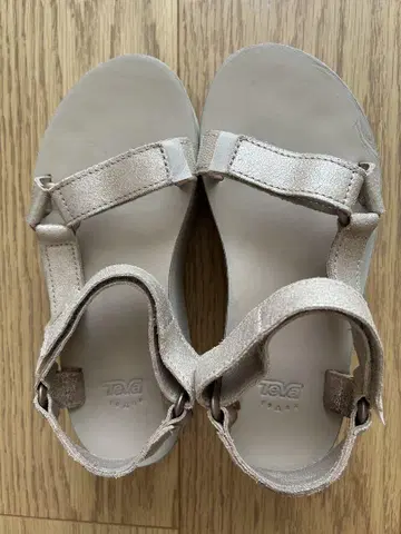 Teva 베이지 플랫폼 샌들 23cm