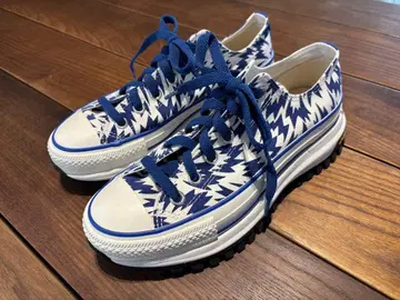 ELEY KISHIMOTO 스니커즈 파란색과 흰색의 기하학 패턴