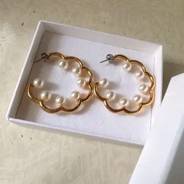Enchanty Scallop foop 골드 펄 귀걸이