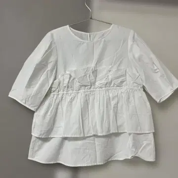 화이트 프릴 디자인 셔츠