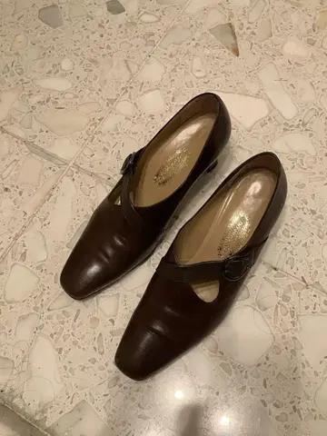 긴자 요시노야 새상품급 다크 브라운 스트랩 힐 약 5cm
