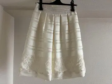 BODY DRESSING Deluxe 화이트 플레어 스커트 플리츠 자수