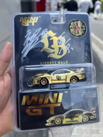 카토 회장 사인 포함 MINI GT 리버티워크 골드 미니카