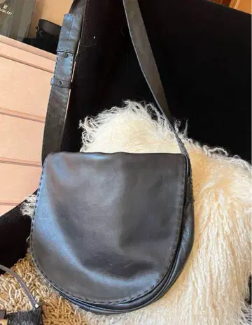 부드럽고 사용하기 편한 DONNA KARAN NEW YORK 숄더백