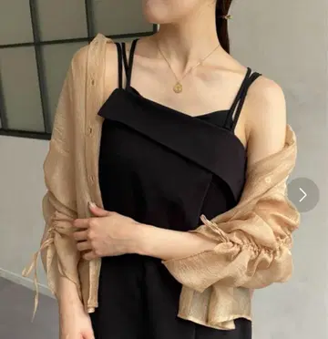 Thevon 라메 와셔 소매 셔링 시어 셔츠