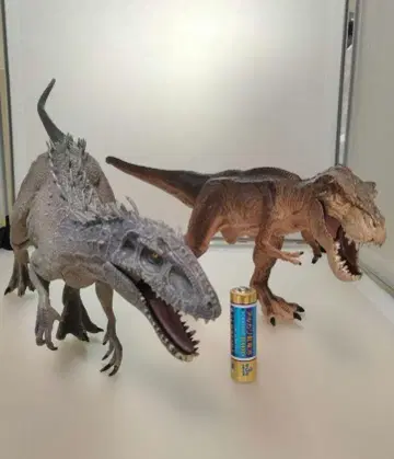 공룡 2개 인도미누스 렉스 39cm 티라노사우루스 32cm 피규어