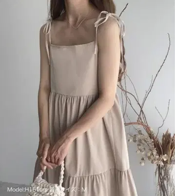 FILLOU 숄더 리본 티어드 캐미 원피스