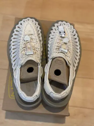 미사용 새상품 KEENUNEEK WOMEN 샌들 23.5 white
