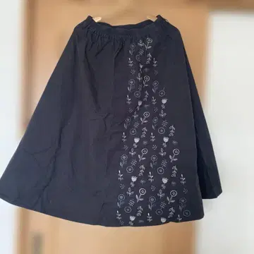 블랙 플레어 스커트 꽃무늬 자수