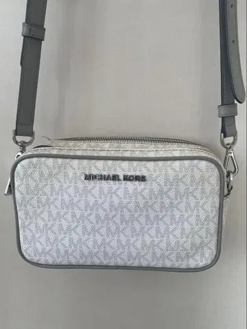 MICHAEL KORS 모노그램 숄더백 화이트