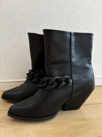 블랙 체인 디테일 숏부츠