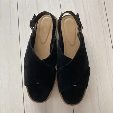 블랙 스웨이드 통굽 크로스 스트랩 샌들