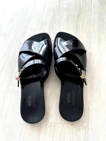 Melissa Jason Wu 크로스 스트랩 블랙 샌들