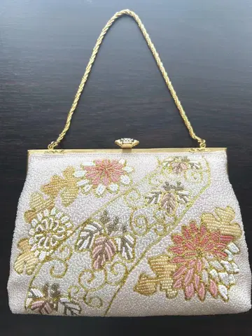 연한 핑크 비즈 핸드백