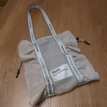 BROWN THEATRE PRODUCTS 메쉬 프릴 백 베이지