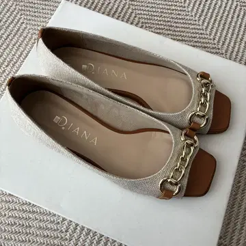 DIANA 플랫슈즈 오픈토