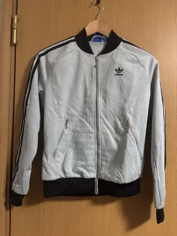 아노 짱 착용 adidas 라이트 블루 자켓