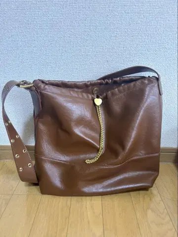 heart charm shoulder bag / 하트 금장 장식 백