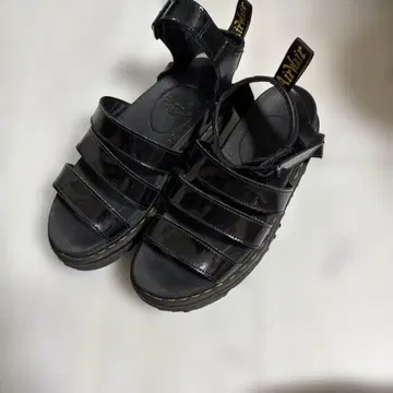Dr. Martens 블랙 샌들