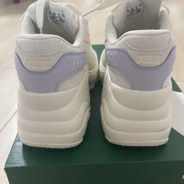 PUMA 화이트/라벤더 스니커즈 24.5cm