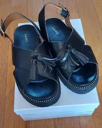 블랙 태슬 장식 통굽 샌들