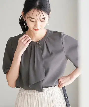 로페피크닉 보타이풍 턱 하프 슬리브 블라우스 차콜