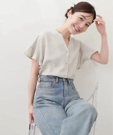 베이지 반팔 셔츠 버튼 포함