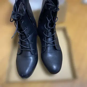 블랙 레이스업 부츠