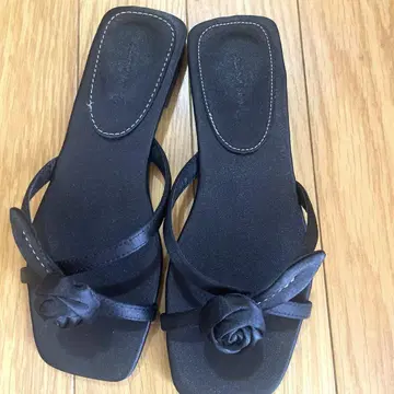 ALLISON BROWN 로즈 모티브 샌들