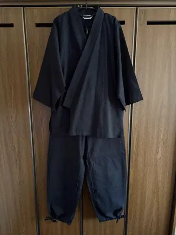 짙은 감색의 작업복 (밑단 조임)