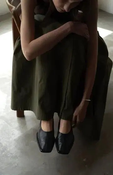CLANE / OUTSTITCH SQUARE FLAT SHOES