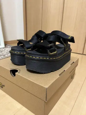 Dr. Martens 블랙 플랫폼 샌들 UK4