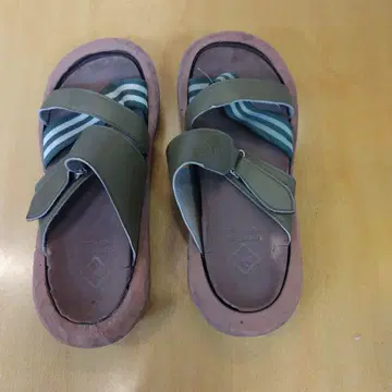 올리브 그린 스트랩 샌들