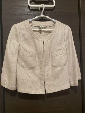 베이지 수트