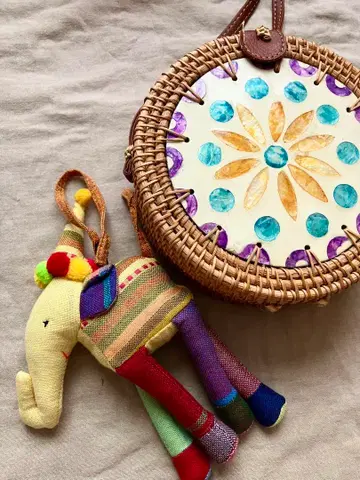 베트남 잡화 라탄제 꽃무늬 원형 숄더 카고백 쉘 나전 세공