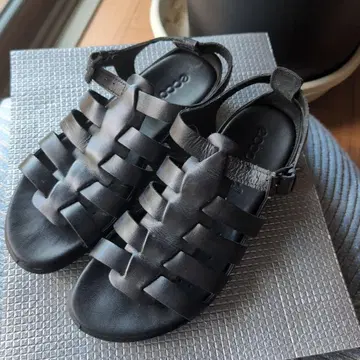 ECCO 블랙 스트랩 샌들