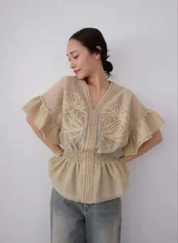 Hella embroidery 블라우스