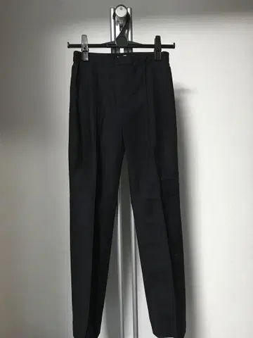 Aquascutum 블랙 센터 심 슬랙스 9호