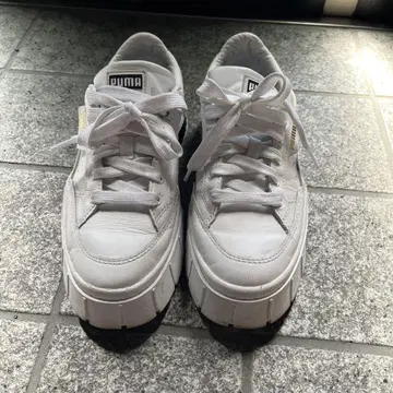 PUMA 통굽 화이트 스니커즈