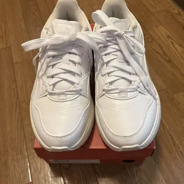 PUMA 화이트 스니커즈