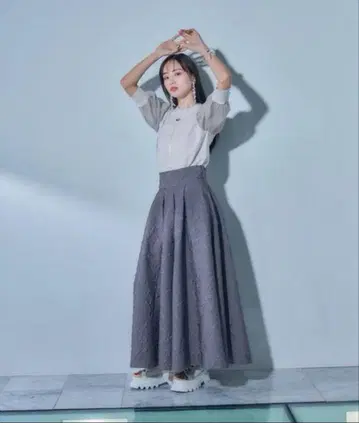 HARE 엠보 자카드 플레어 스커트 그레이