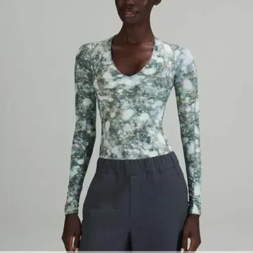 새상품급 Lululemon 올 패턴 V넥 롱 슬리브 바디수트