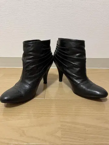 블랙 가죽 개더 부티 미디 힐